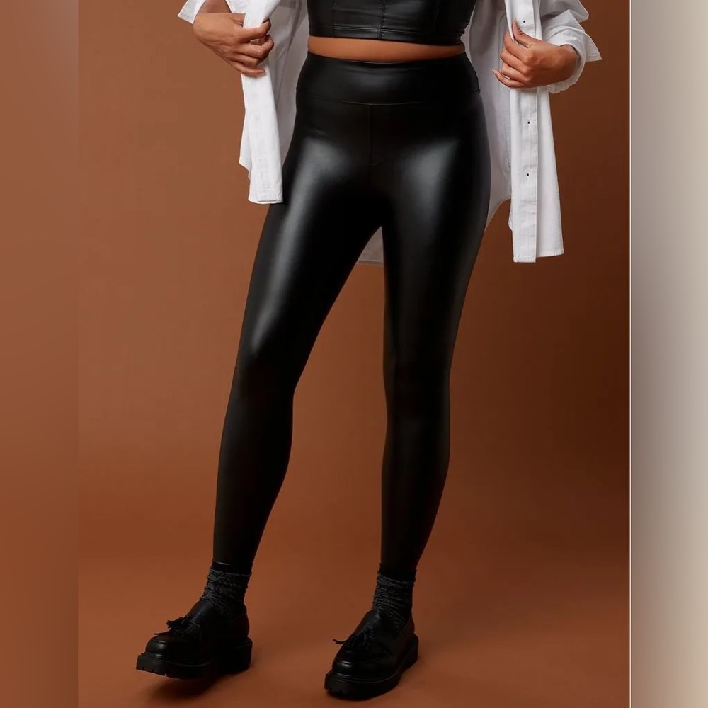 NWT Offline by Aerie Real Lux Legging Black Vegan Leather Shine hi rise Size M
